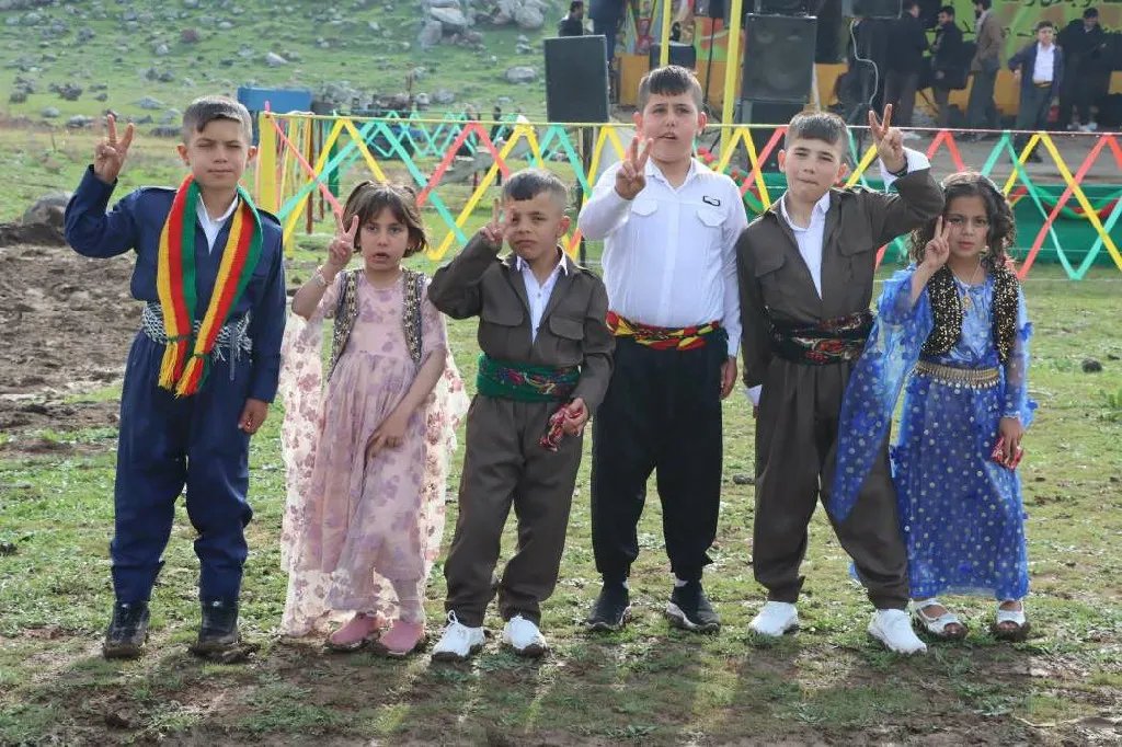 La gente del norte y este de Siria acude a las plazas de Newroz