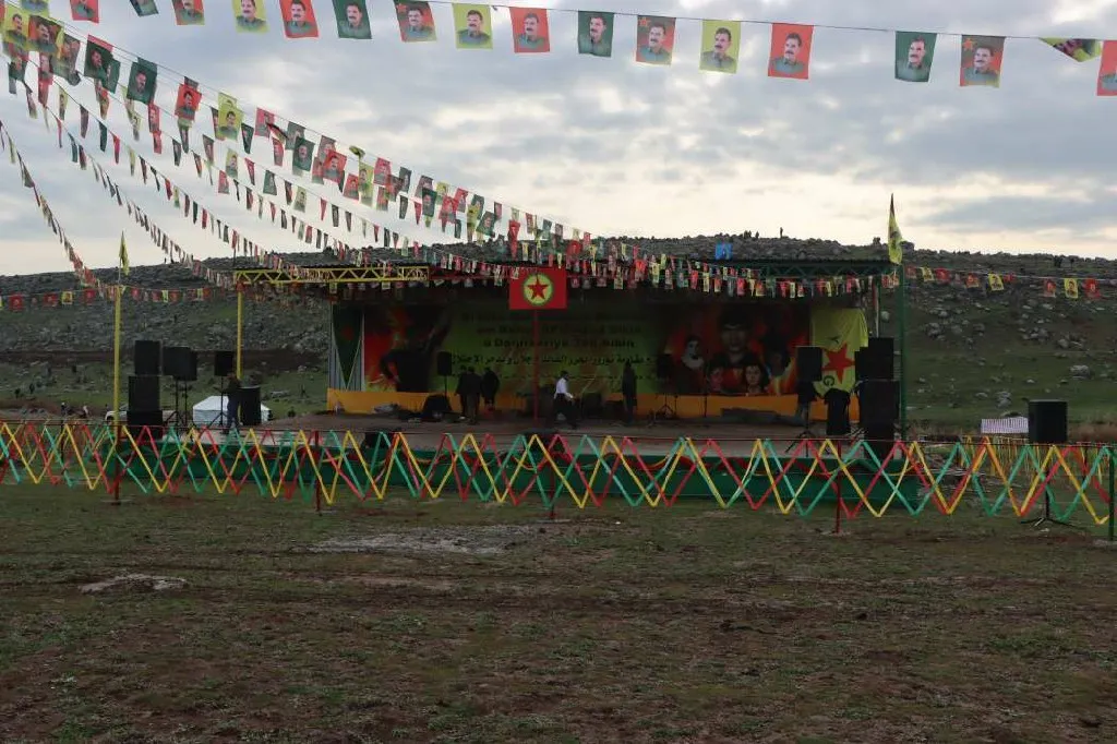 La gente del norte y este de Siria acude a las plazas de Newroz