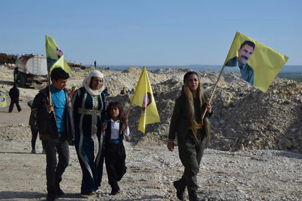 La gente del norte y este de Siria acude a las plazas de Newroz