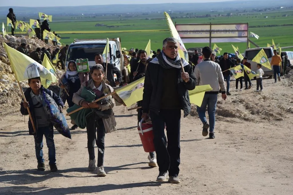 La gente del norte y este de Siria acude a las plazas de Newroz