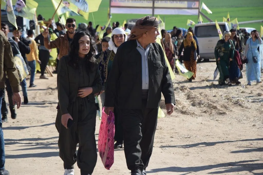 La gente del norte y este de Siria acude a las plazas de Newroz