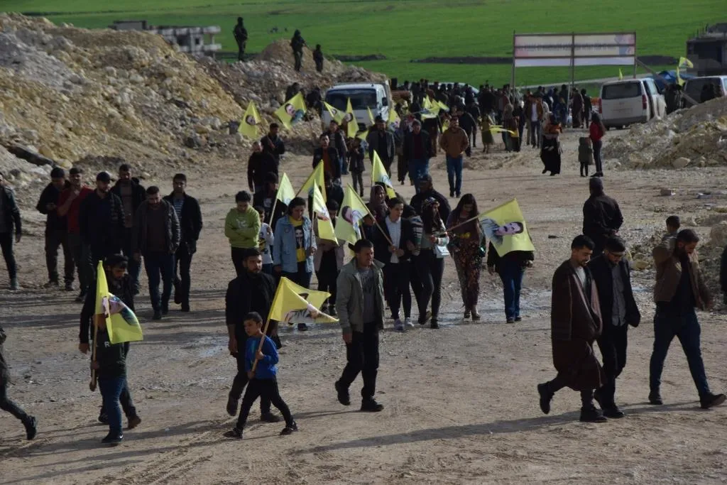 La gente del norte y este de Siria acude a las plazas de Newroz