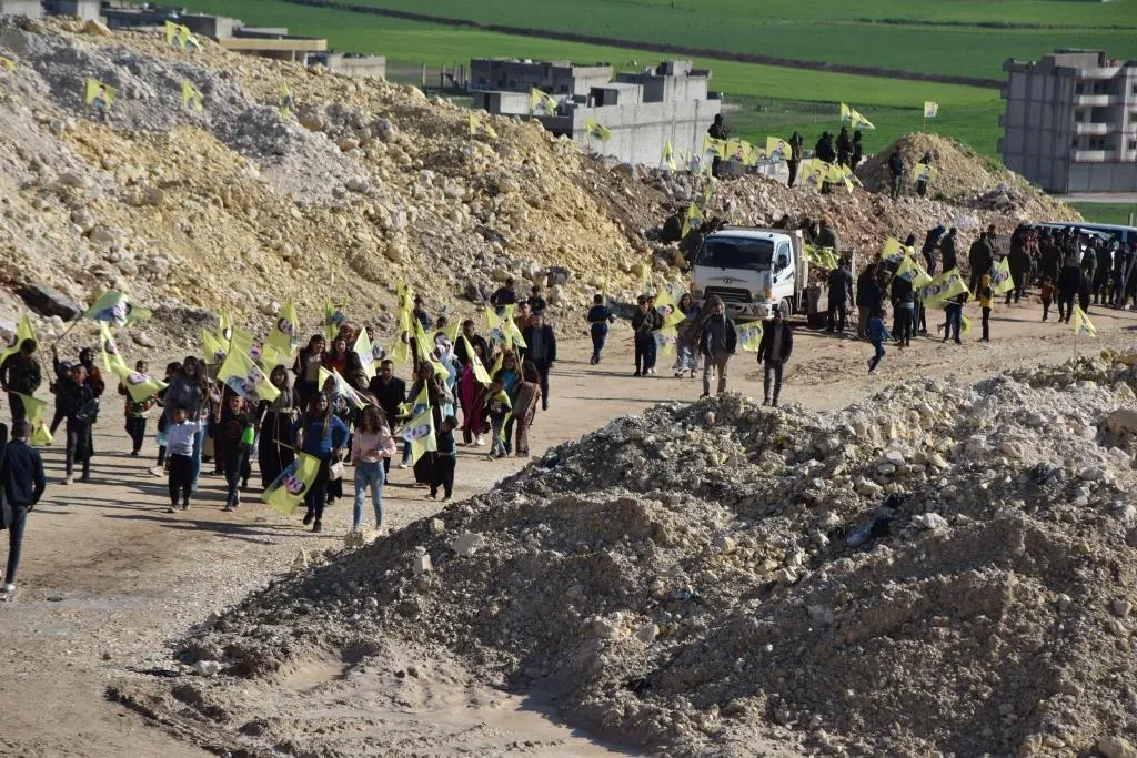 La gente del norte y este de Siria acude a las plazas de Newroz