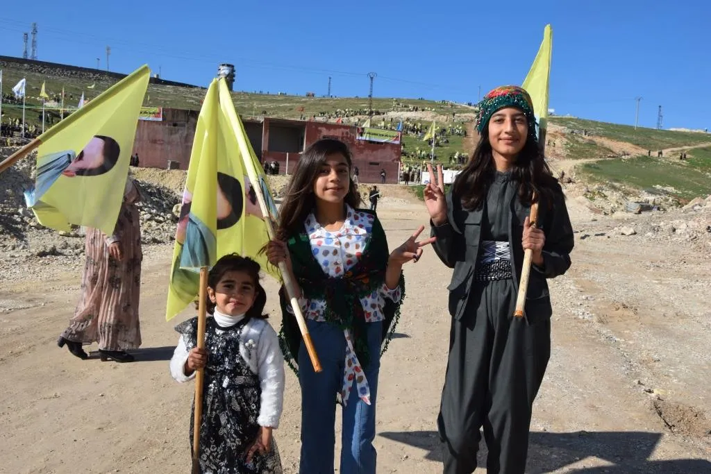 La gente del norte y este de Siria acude a las plazas de Newroz