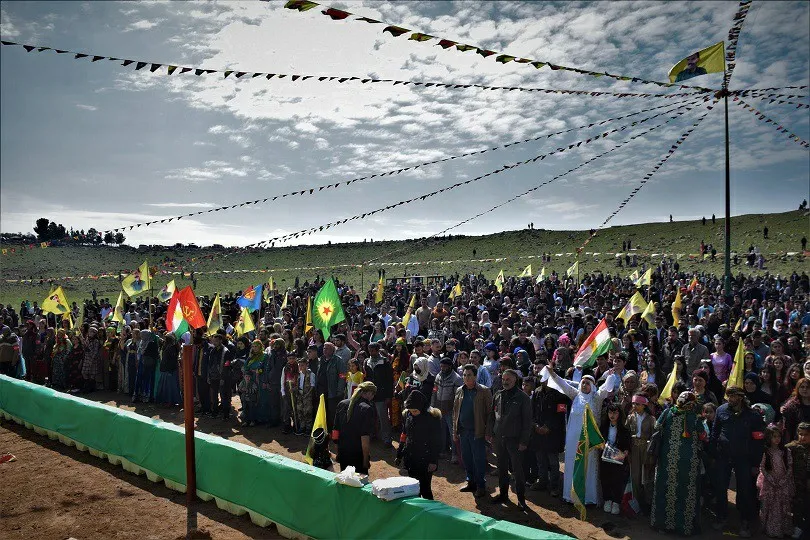 Encienden el fuego de Newroz en medio de cánticos de libertad para el líder Ocalan