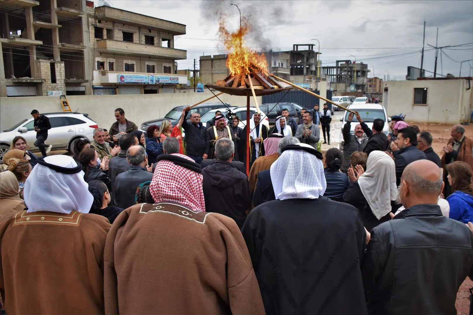 Los ancianos de las tribus encienden el fuego de Newroz