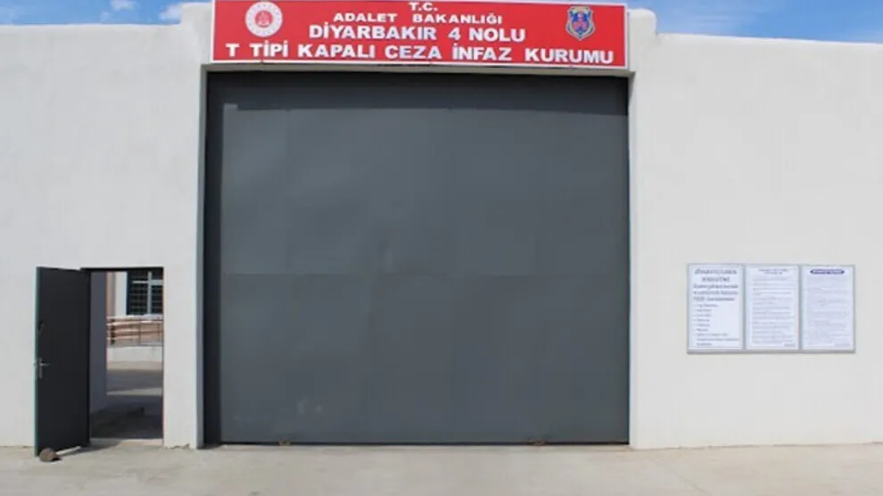 300 reclusos trasladados de la prisión de Diyarbakır