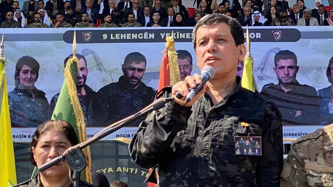 Mazlum Abdi: Llevaremos en alto la bandera enarbolada por nuestros mártires