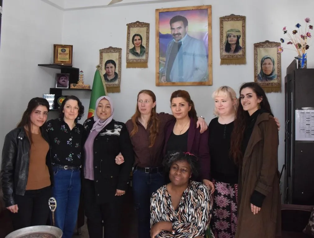 Delegación de mujeres escocesas visita organizaciones de mujeres en Kobanê