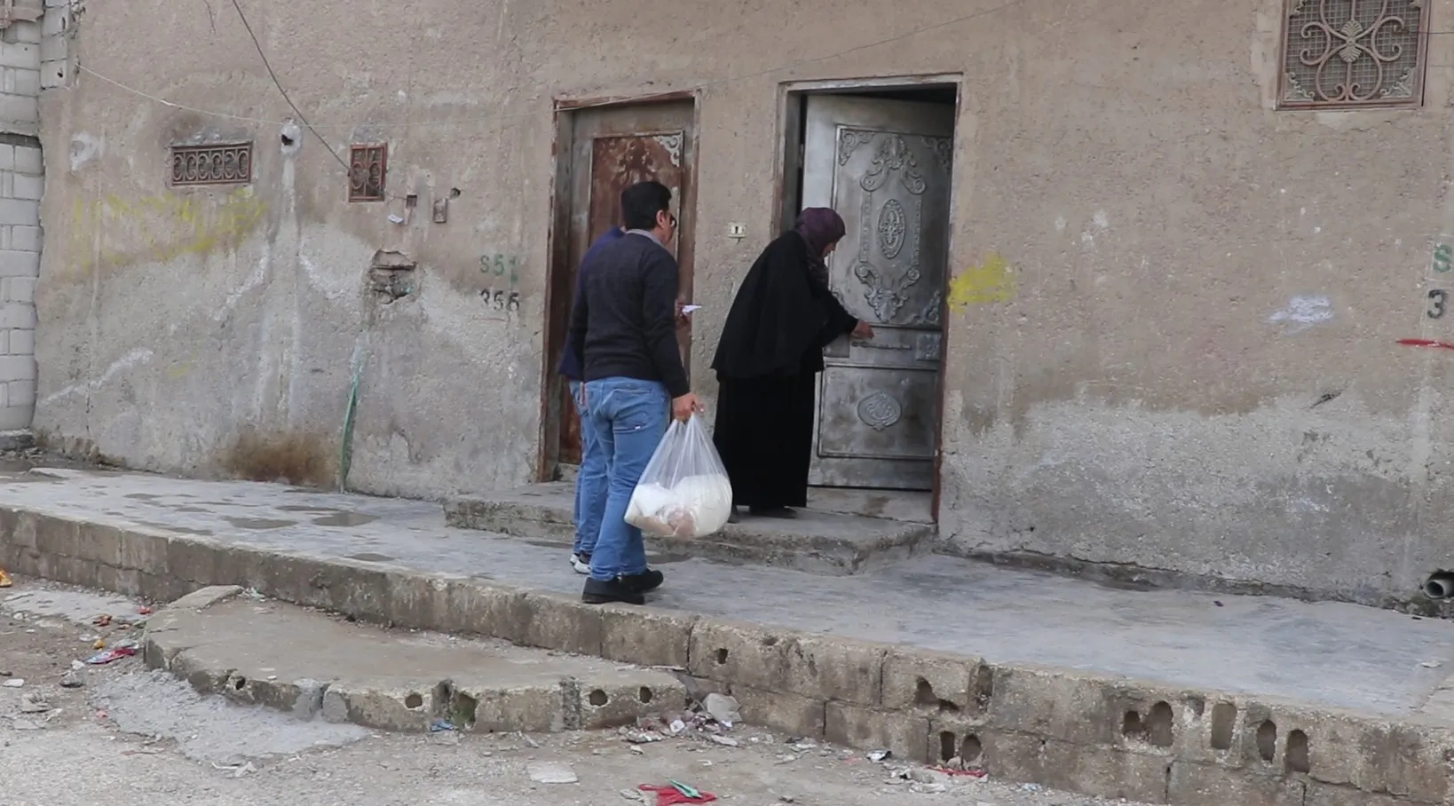 El Comité de Asuntos Sociales de la ciudad de Tebqa distribuye ayuda humanitaria a familias necesitadas