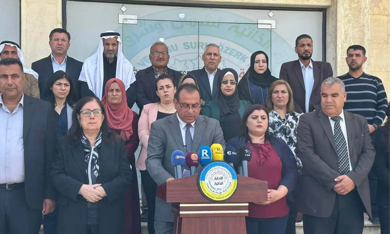 Escritores-analistas: la iniciativa de AANES contribuye a resolver la crisis siria