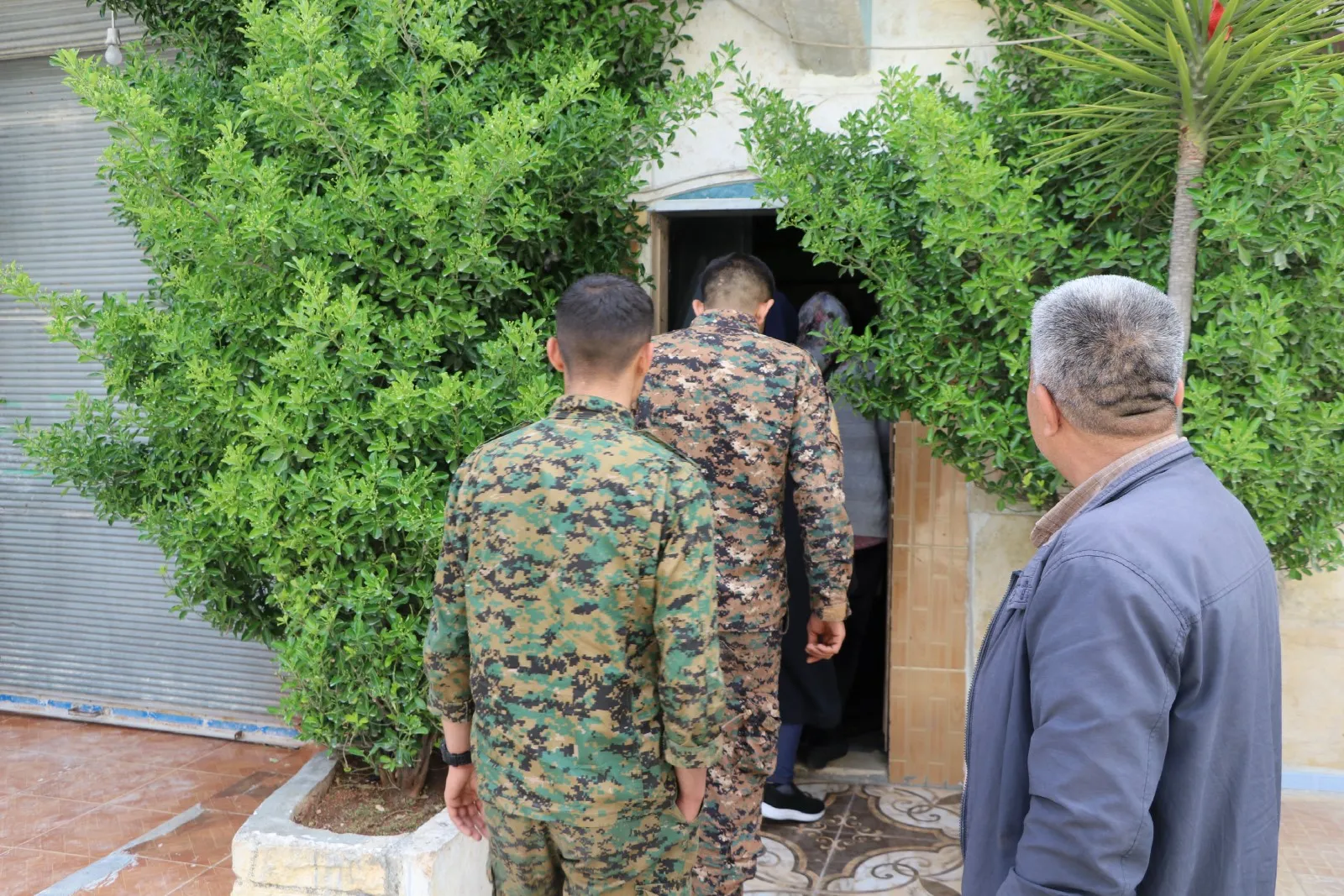 Se visitan refugiados de Afrin, familias de mártires y patriotas