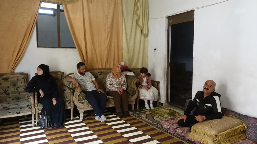 El Consejo Civil de Raqqa visita a los niños mártires y sus familias