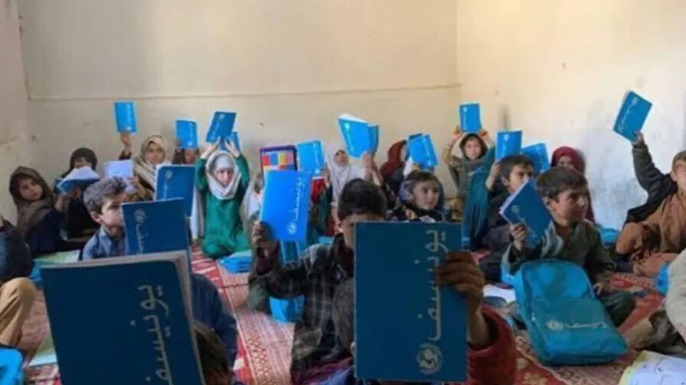 Talibanes cierran escuelas para niñas