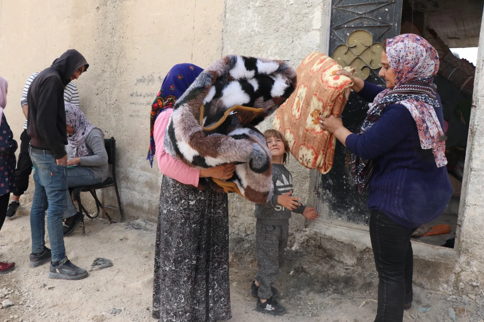 Continúa la distribución de ayuda humanitaria a las víctimas en Alepo