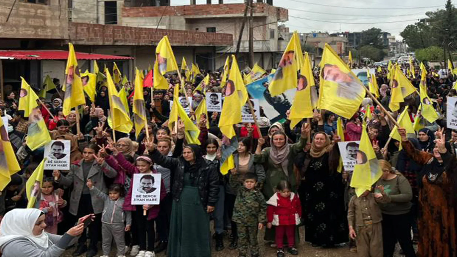 Residentes de Dirbêsiyê protestan contra el aislamiento del líder Abdullah Ocalan