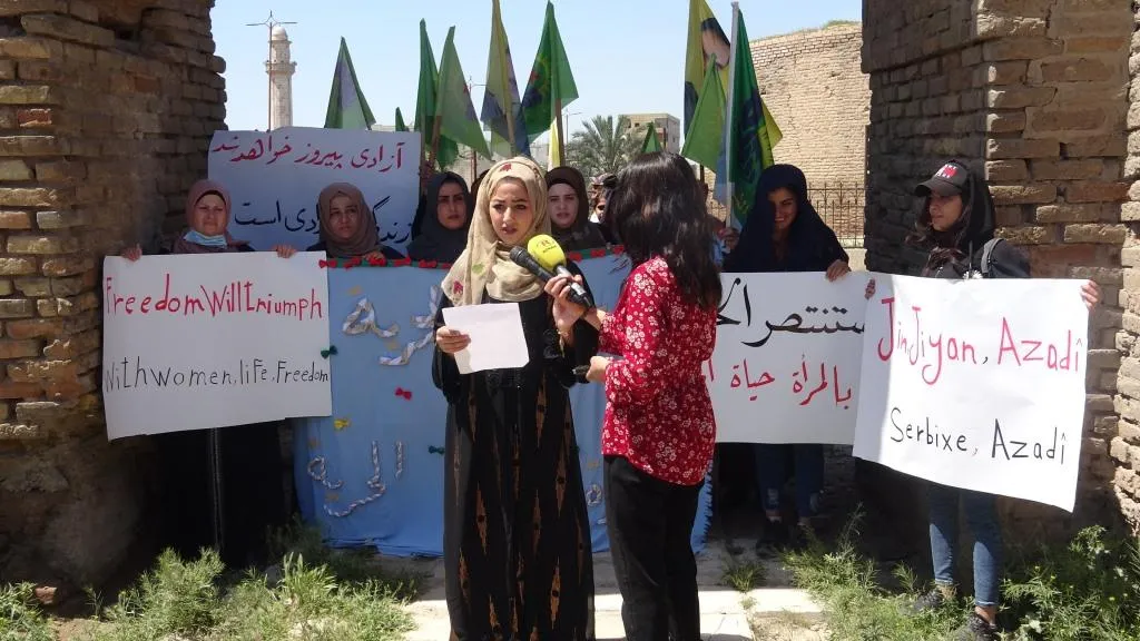 Las mujeres de Raqqa condenan los crímenes del régimen iraní