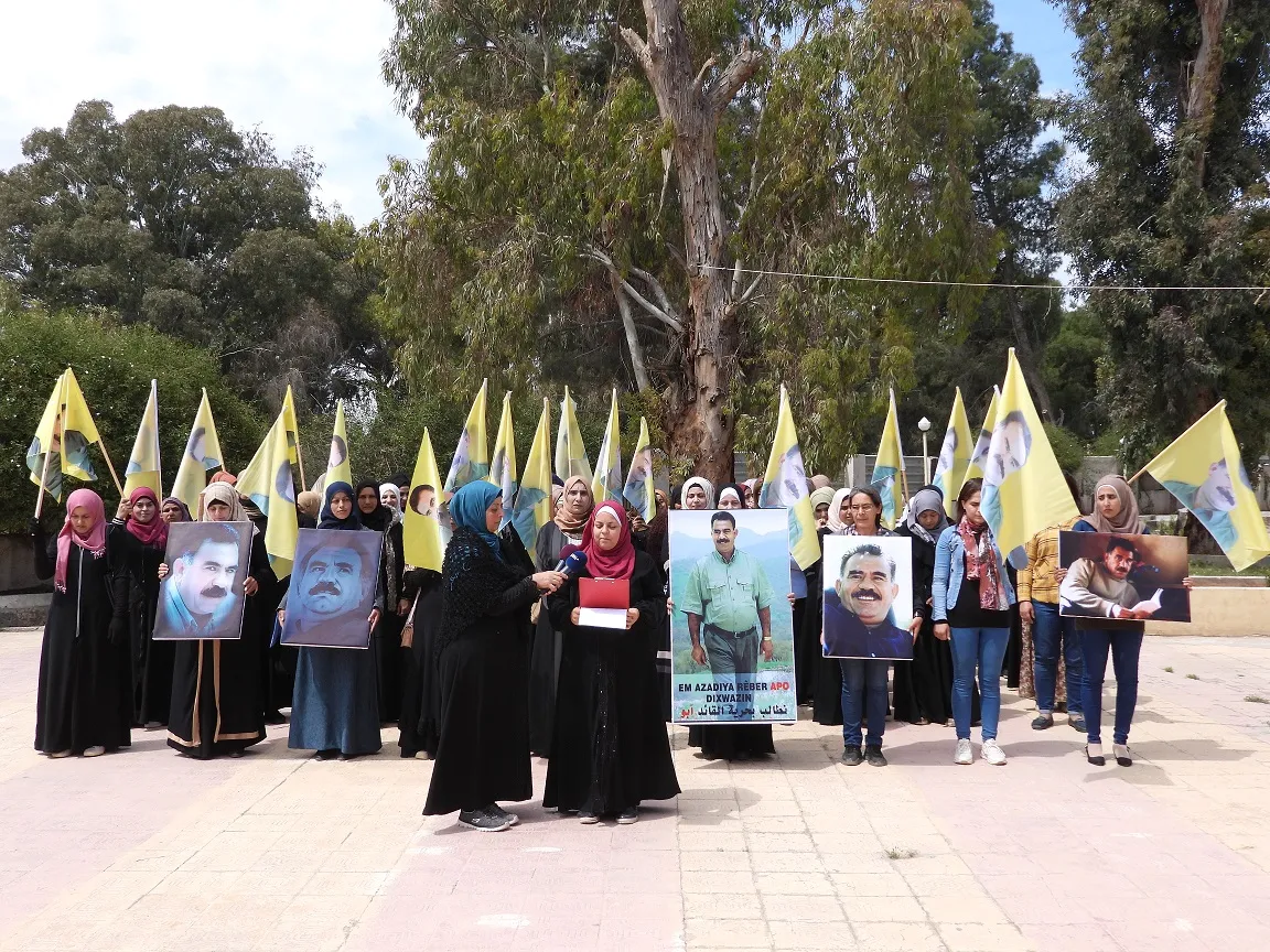 Los residentes de la ciudad de Tebqa apoyan las ideas del líder Abdullah Ocalan
