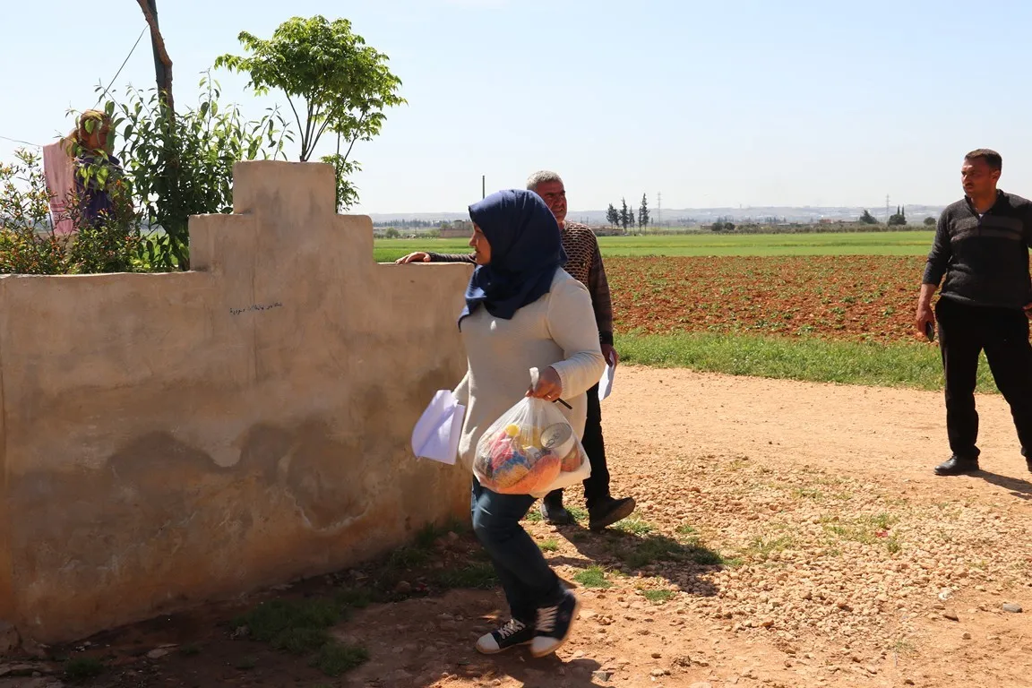 Los residentes del cantón de Şehba reciben ayuda humanitaria