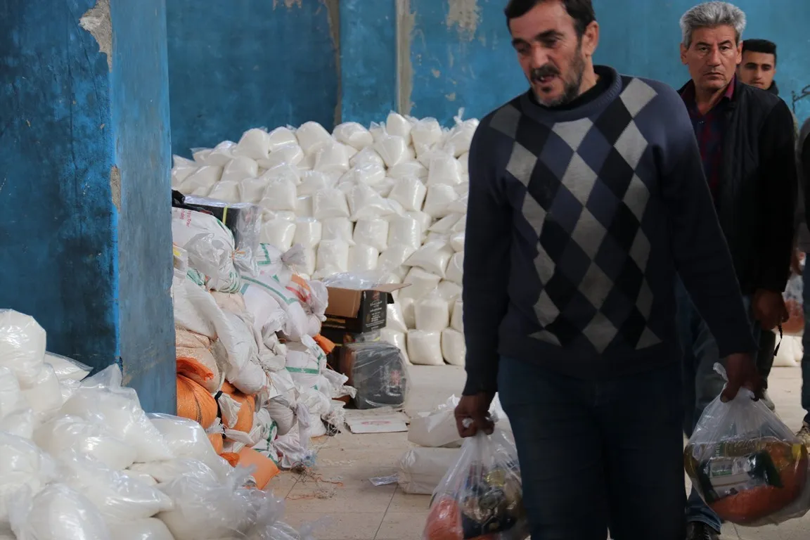 Los residentes del cantón de Şehba reciben ayuda humanitaria