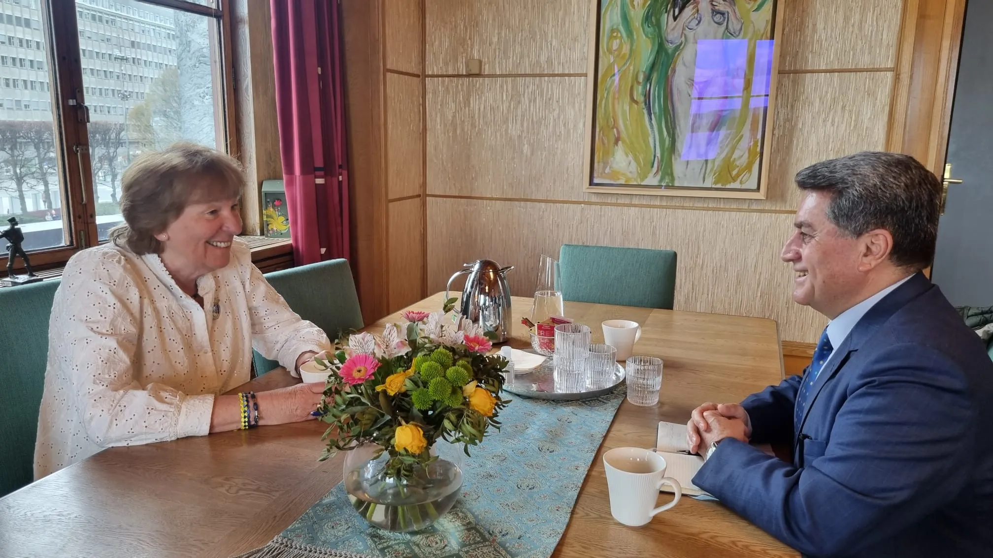 ​​​​​​​Representante de la AANES se reúne con el alcalde de la capital noruega