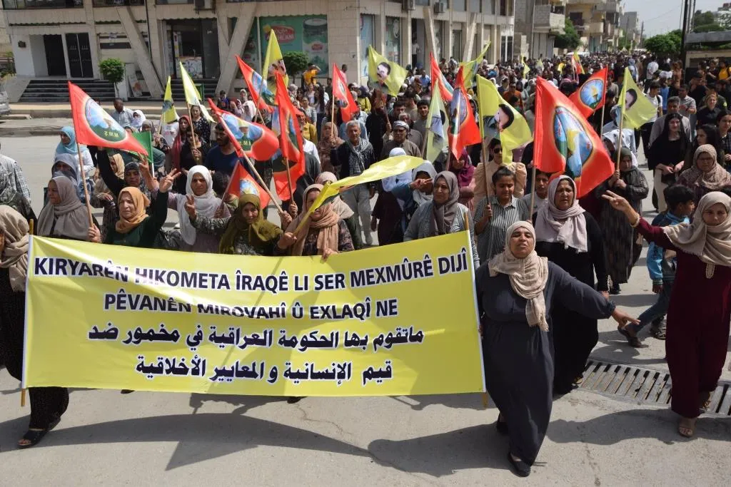 Manifestación de condena al asedio del ejército iraquí contra campamento de Makhmour