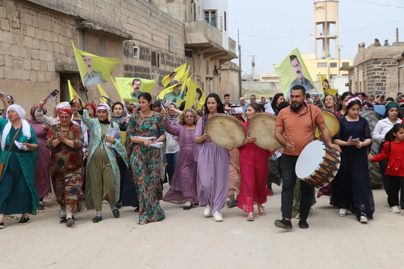 Activistas distribuyen folletos sobre el líder Abdullah Ocalan