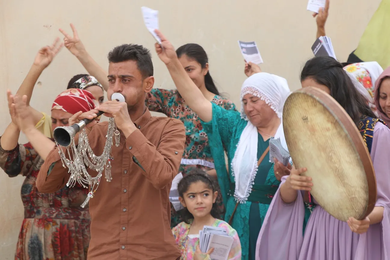 Activistas distribuyen folletos sobre el líder Abdullah Ocalan