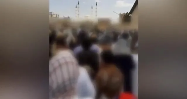 La gente protesta contra la ejecución de tres presos políticos en Irán