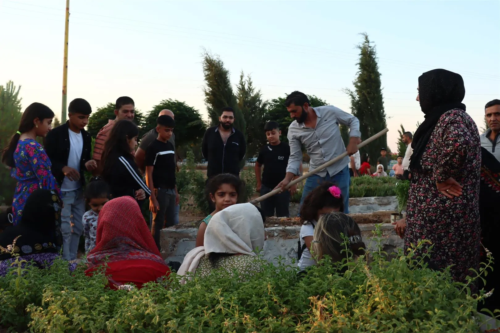 Miles visitan santuarios de mártires en la mañana de Eid al-Adha en noreste de Siria