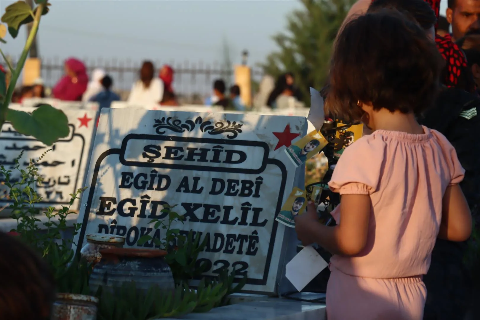 Miles visitan santuarios de mártires en la mañana de Eid al-Adha en noreste de Siria