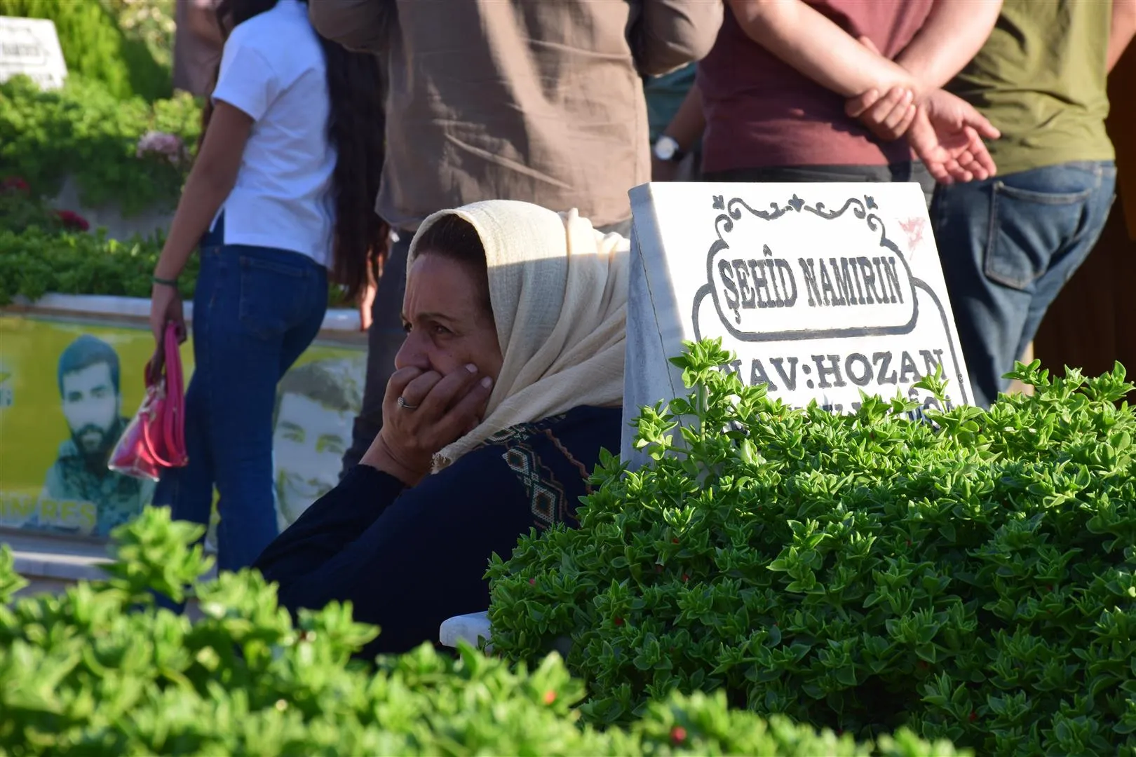 Miles visitan santuarios de mártires en la mañana de Eid al-Adha en noreste de Siria