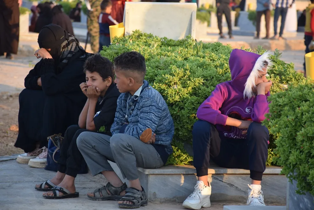 Miles visitan santuarios de mártires en la mañana de Eid al-Adha en noreste de Siria