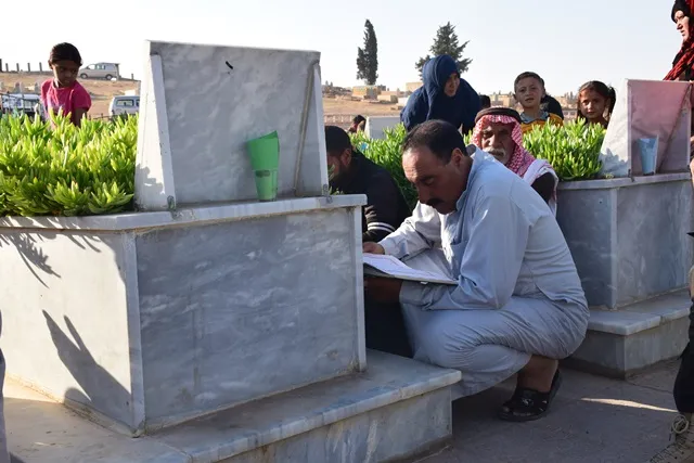 Miles visitan santuarios de mártires en la mañana de Eid al-Adha en noreste de Siria