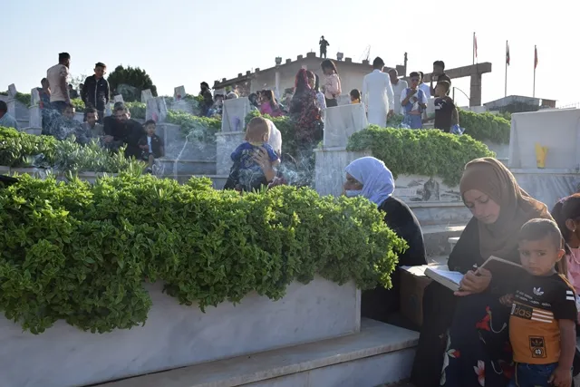 Miles visitan santuarios de mártires en la mañana de Eid al-Adha en noreste de Siria