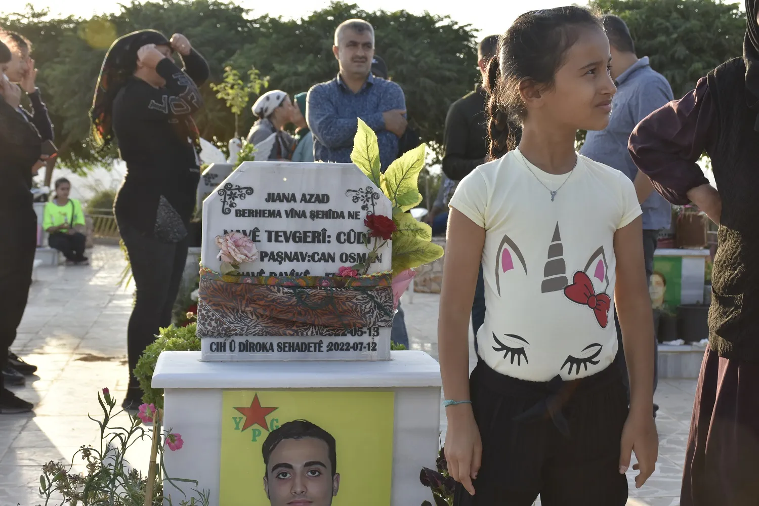 Miles visitan santuarios de mártires en la mañana de Eid al-Adha en noreste de Siria