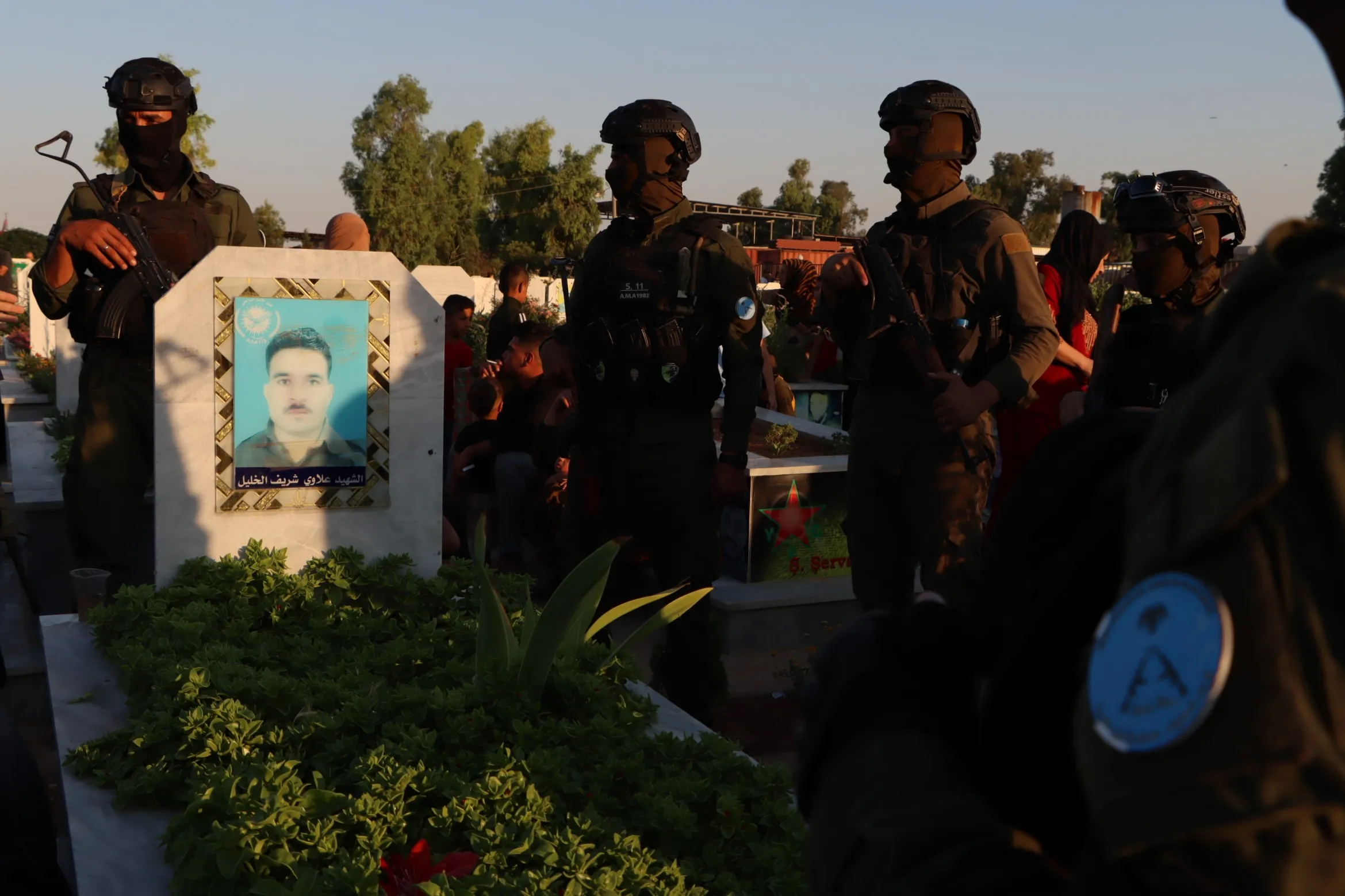 Miles visitan santuarios de mártires en la mañana de Eid al-Adha en noreste de Siria