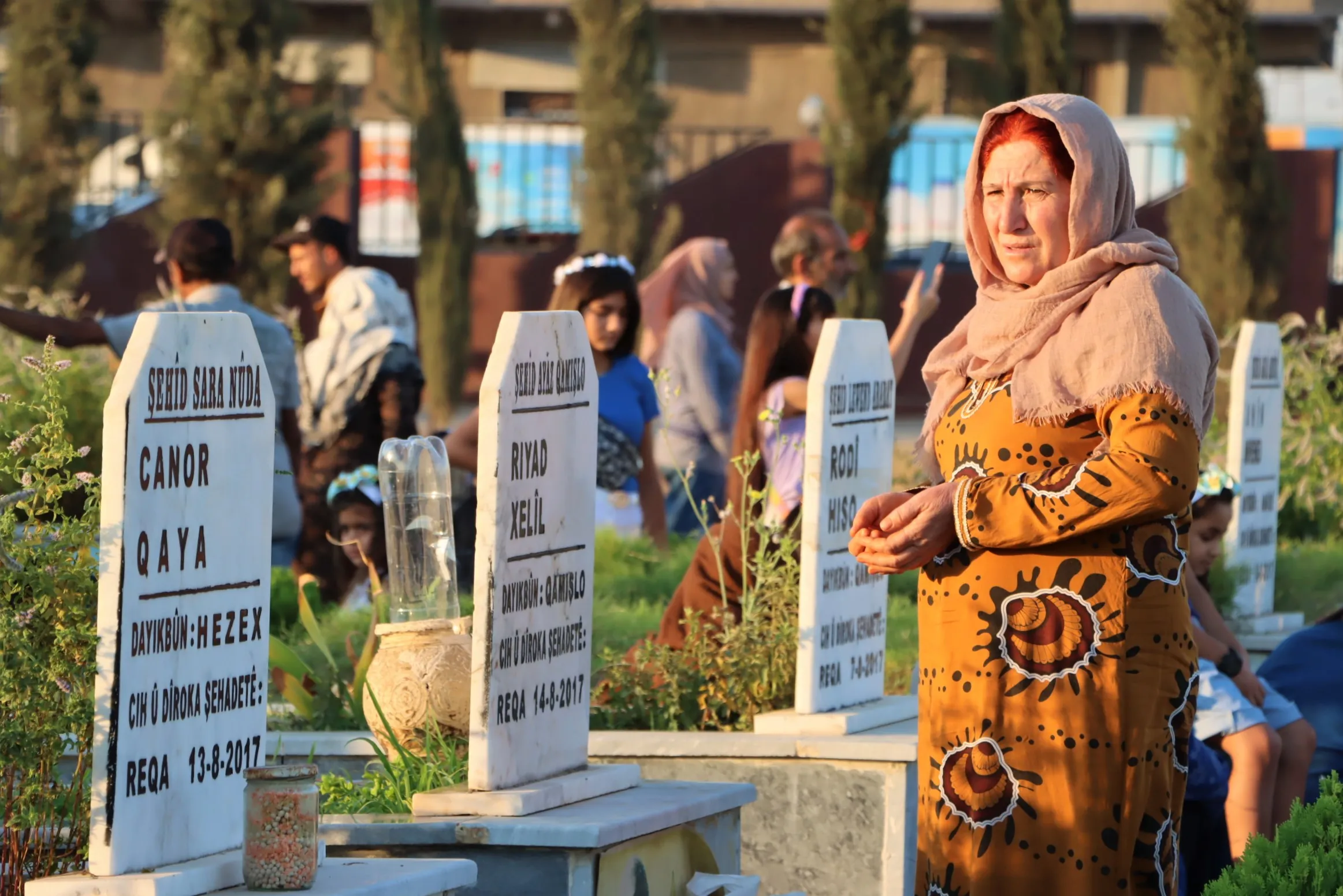 Miles visitan santuarios de mártires en la mañana de Eid al-Adha en noreste de Siria