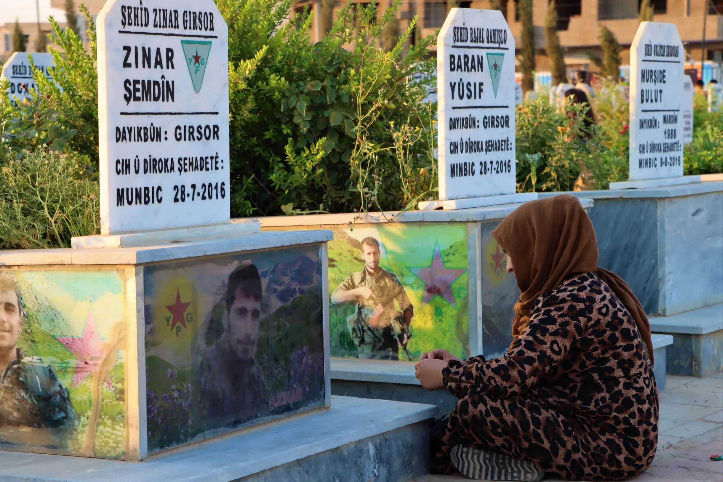 Miles visitan santuarios de mártires en la mañana de Eid al-Adha en noreste de Siria