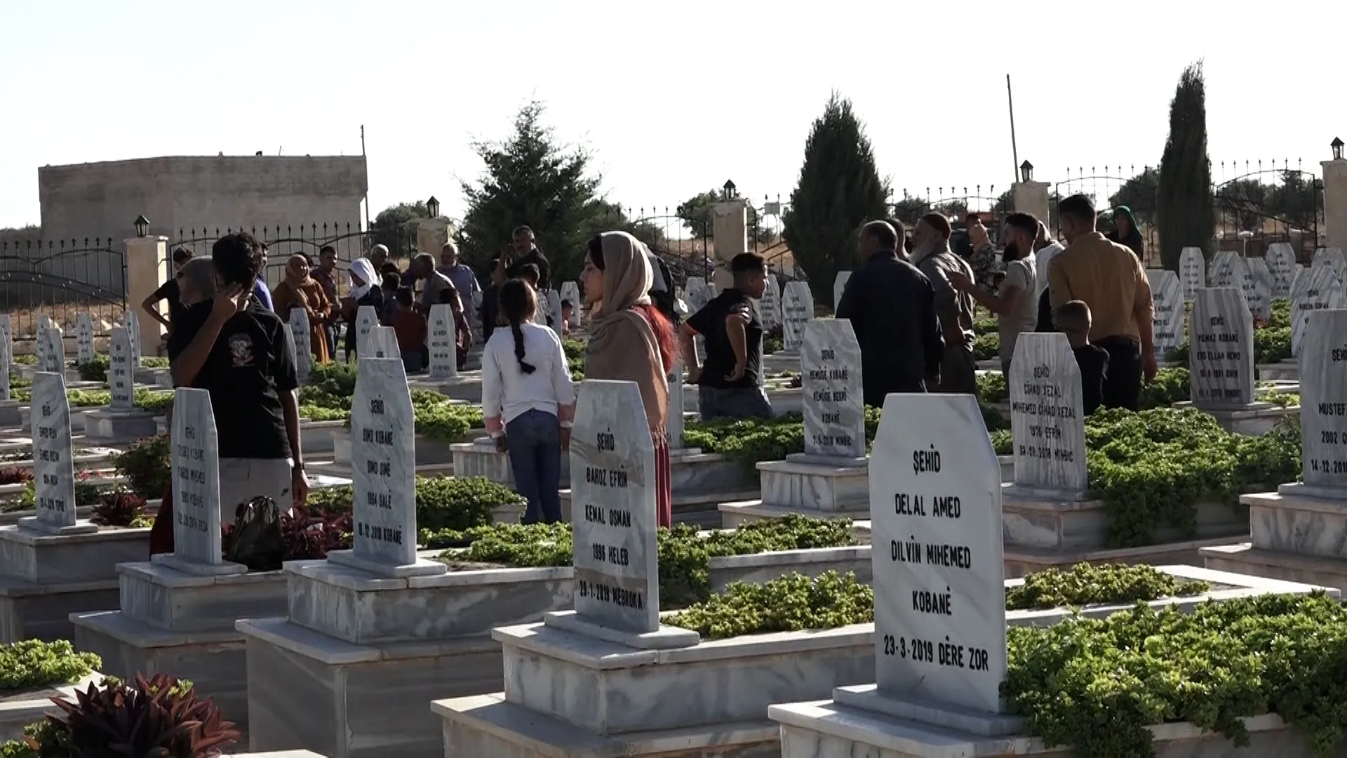 Miles visitan santuarios de mártires en la mañana de Eid al-Adha en noreste de Siria