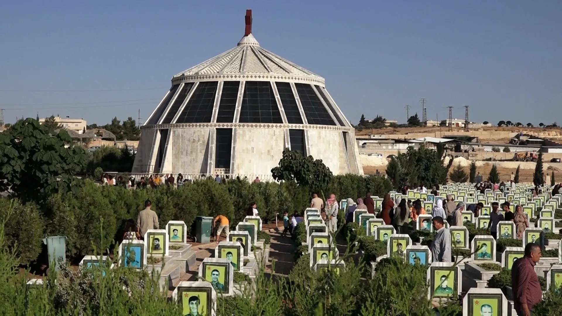 Miles visitan santuarios de mártires en la mañana de Eid al-Adha en noreste de Siria