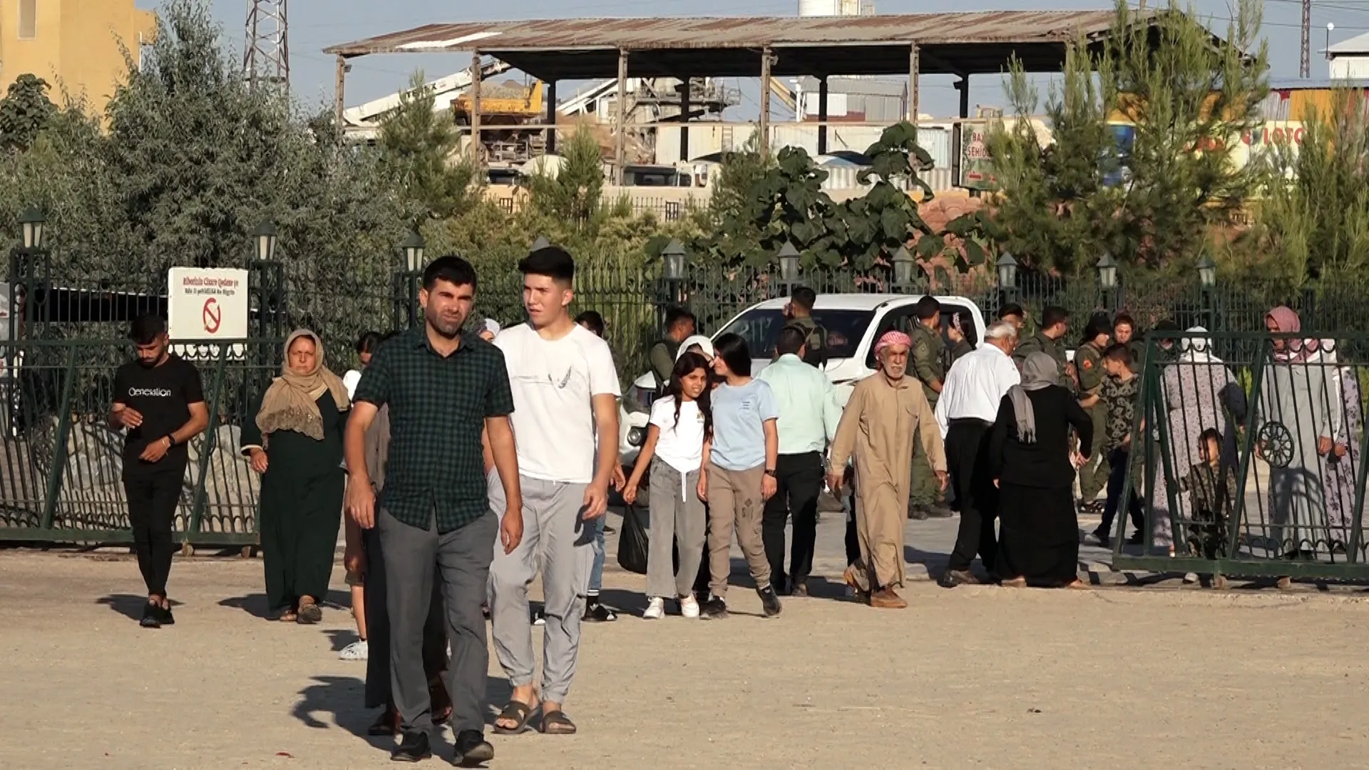 Miles visitan santuarios de mártires en la mañana de Eid al-Adha en noreste de Siria