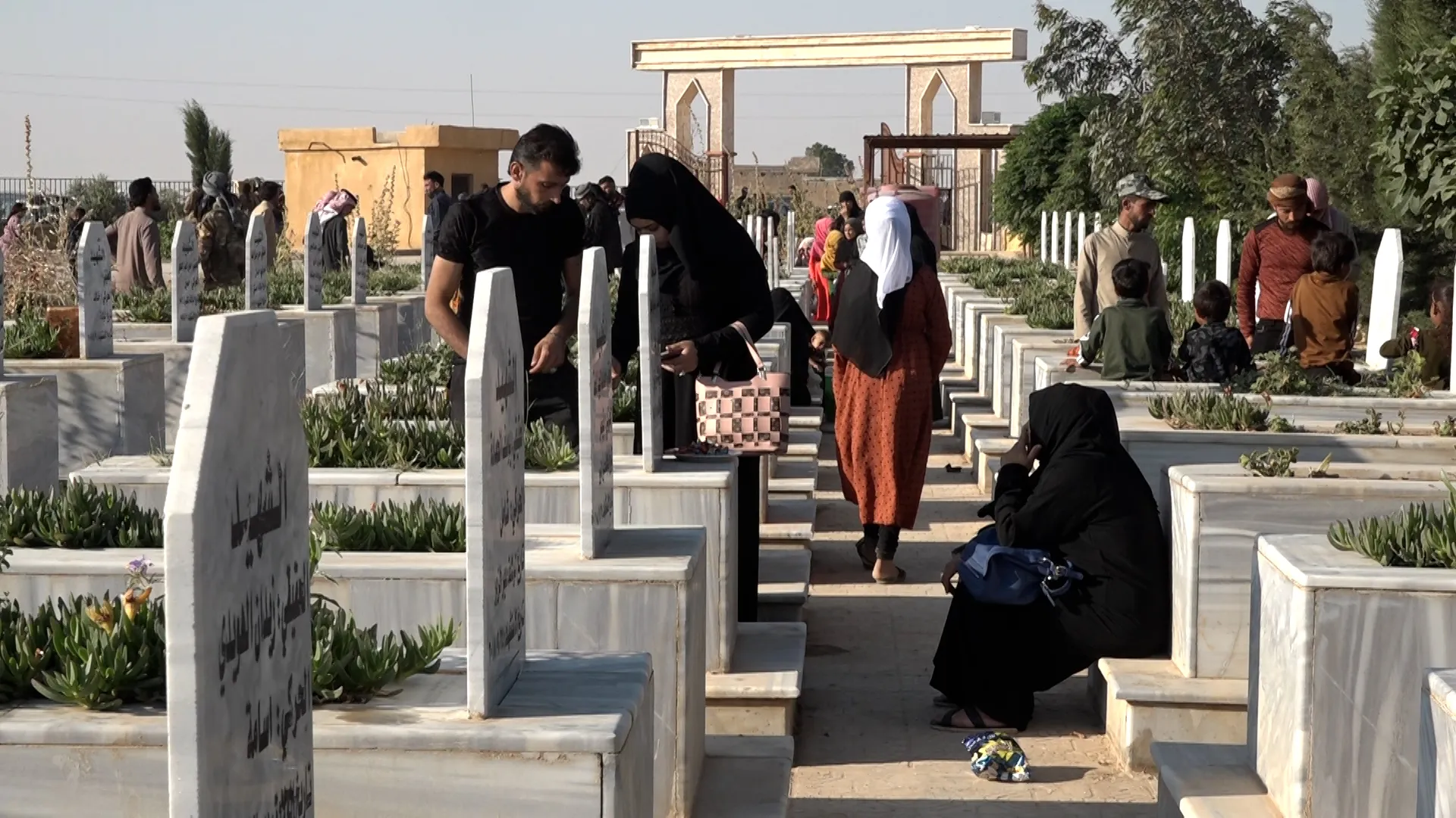 Miles visitan santuarios de mártires en la mañana de Eid al-Adha en noreste de Siria