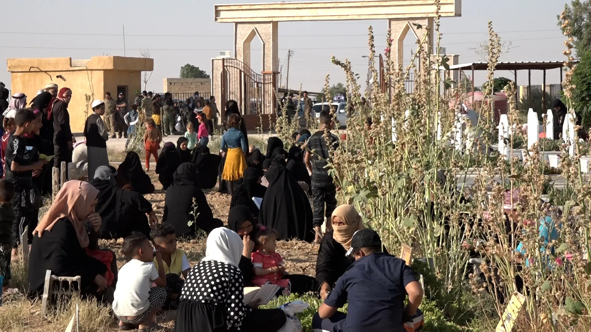 Miles visitan santuarios de mártires en la mañana de Eid al-Adha en noreste de Siria