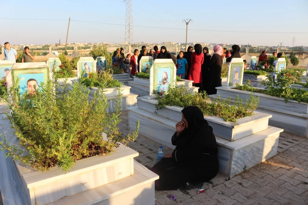 Miles visitan santuarios de mártires en la mañana de Eid al-Adha en noreste de Siria