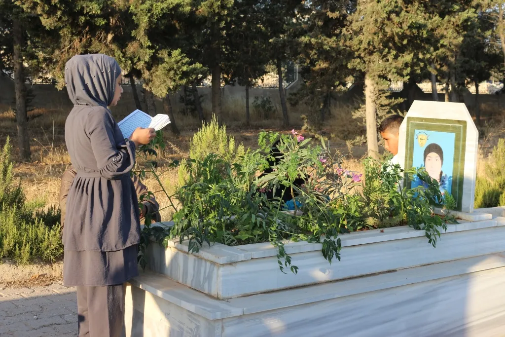 Miles visitan santuarios de mártires en la mañana de Eid al-Adha en noreste de Siria