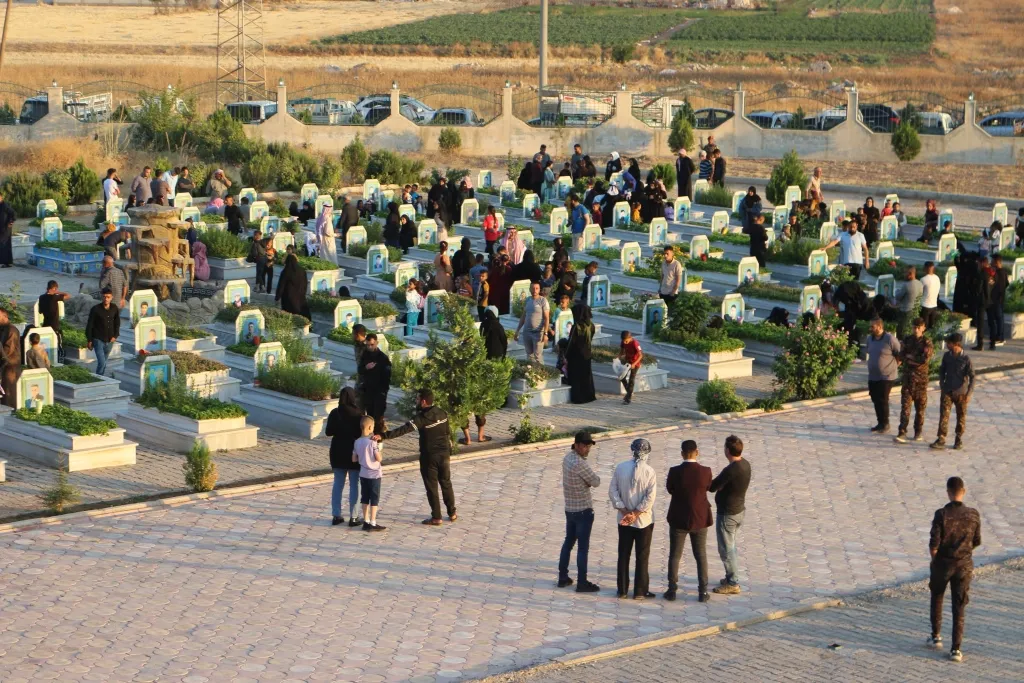 Miles visitan santuarios de mártires en la mañana de Eid al-Adha en noreste de Siria