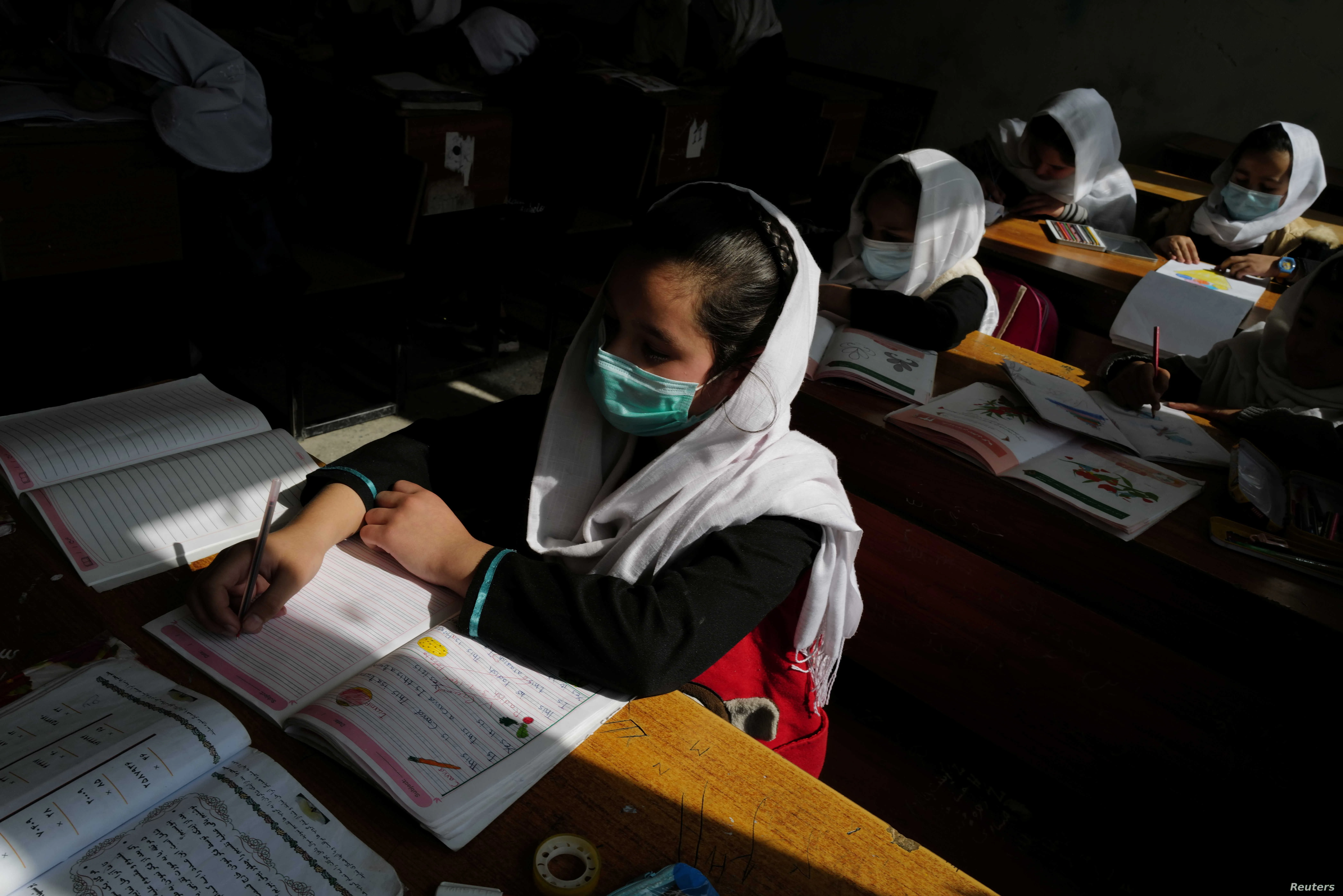 ​​​​​​​Después de Irán, 90 estudiantes y maestras en Afganistán son envenenadas