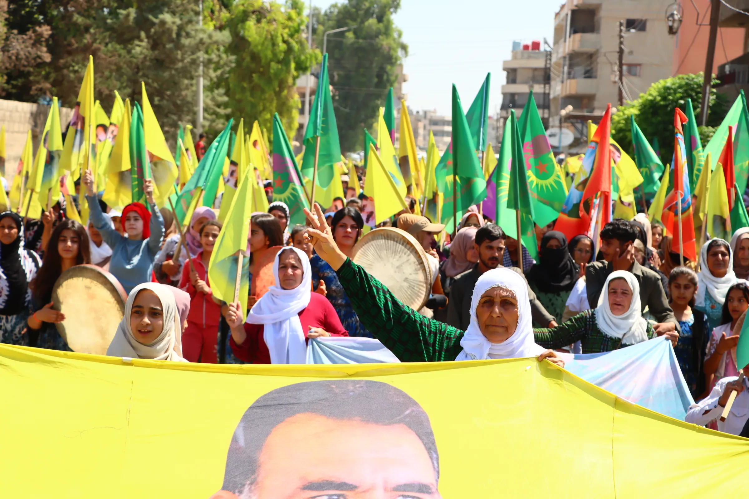 Miles de personas en Qamishli se manifiestan por la libertad física del líder