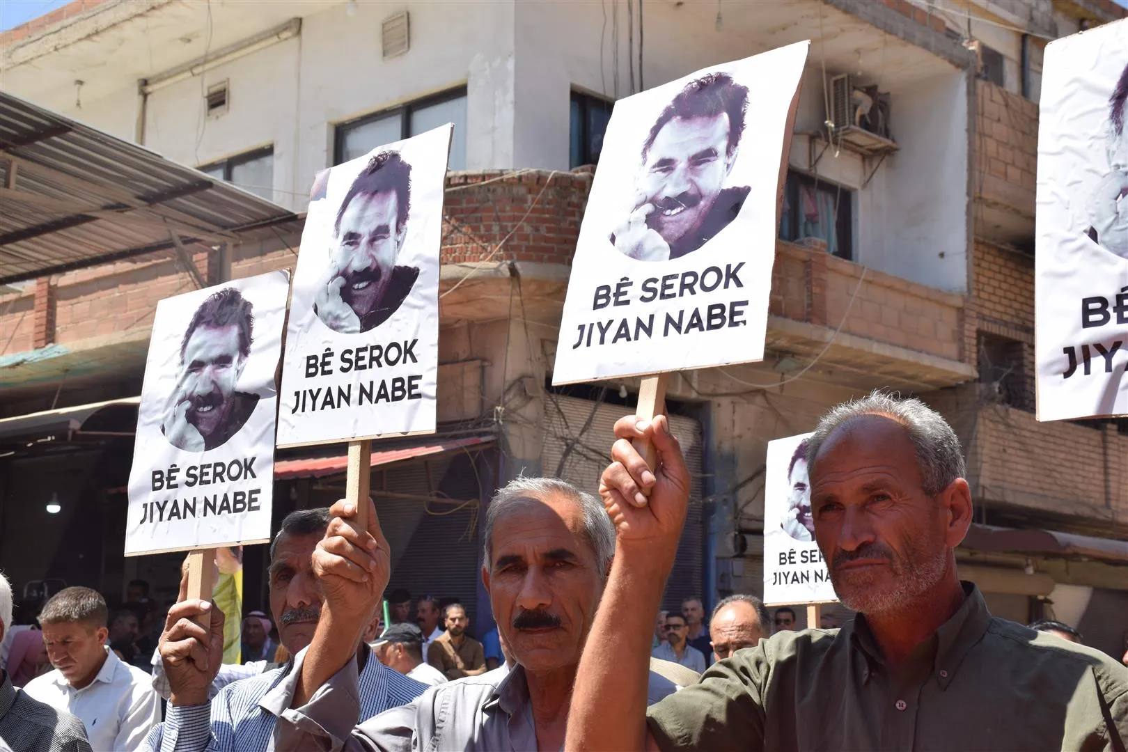 El pueblo de Dirbêsiyê pide libertad física para el líder Ocalan